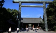 投降80年之际，日本政客靖国神社“拜鬼”意在投机？