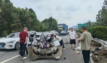 高速路上偶遇车祸 他挺身而出勇救一家四口！
